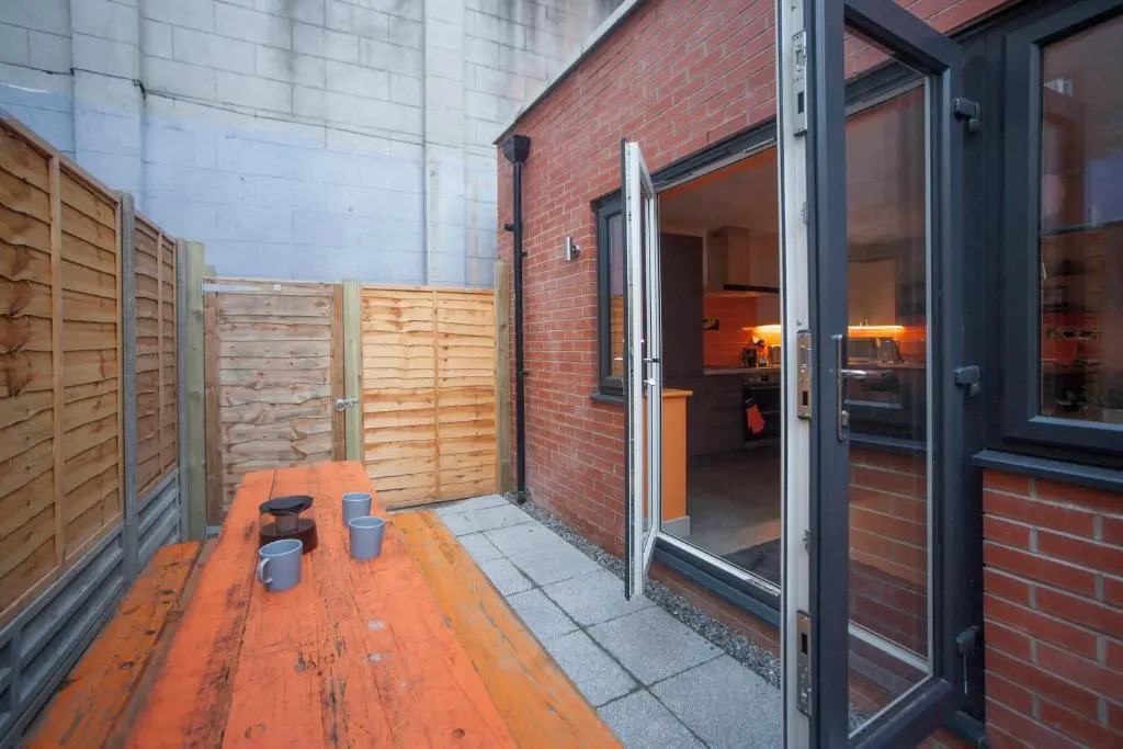 higgihaus #3b 2-3 Bed Small Groups Hip Location Sleeps 4-8
