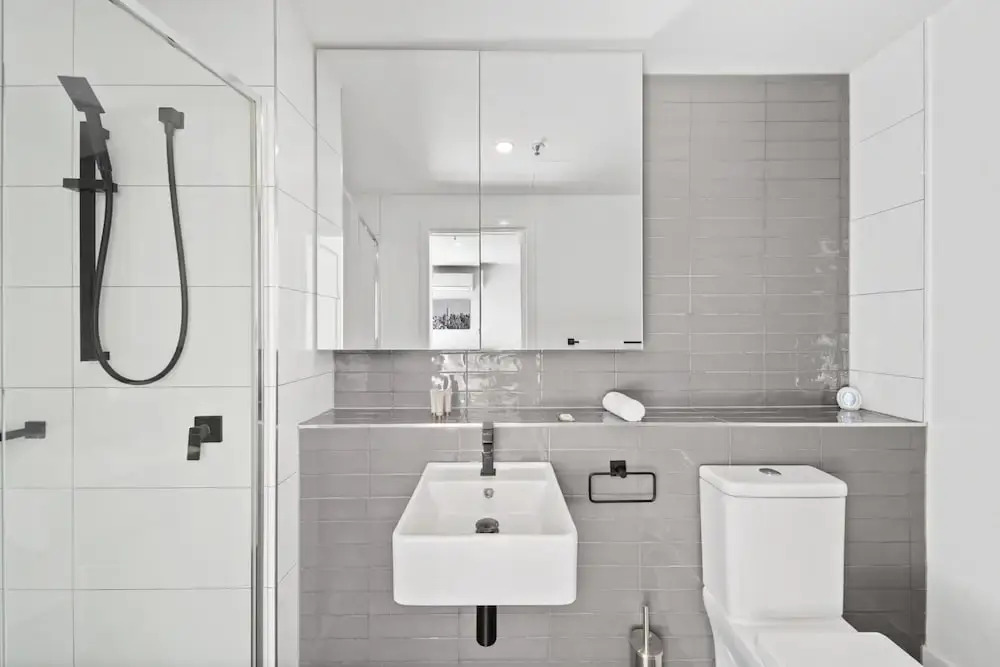 Bright 2-bed Apartment With Scenic Balcony