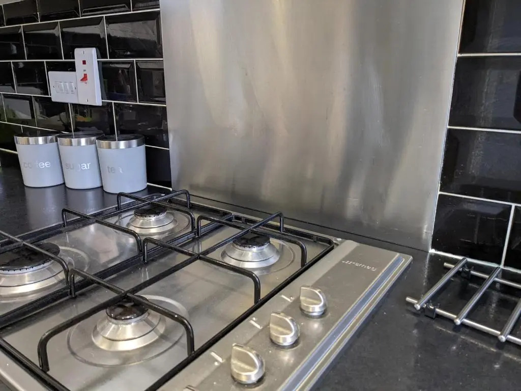 Entire 3 bed home Sleeps 6, WiFi, 2 Parking Spaces