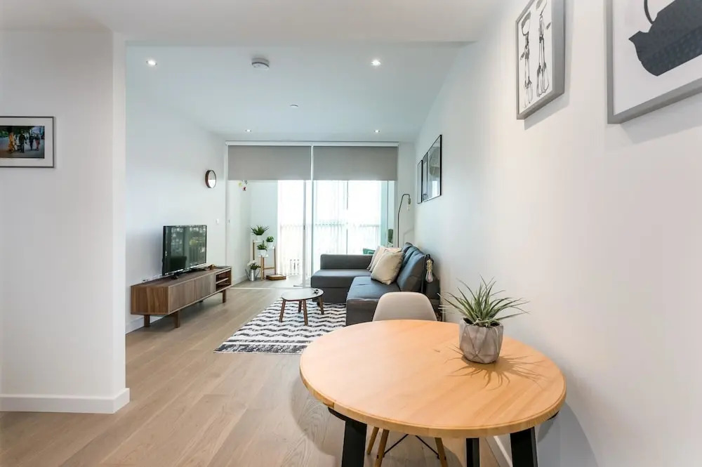 Bright 1 Bedroom Flat with Amazing Rooftop!