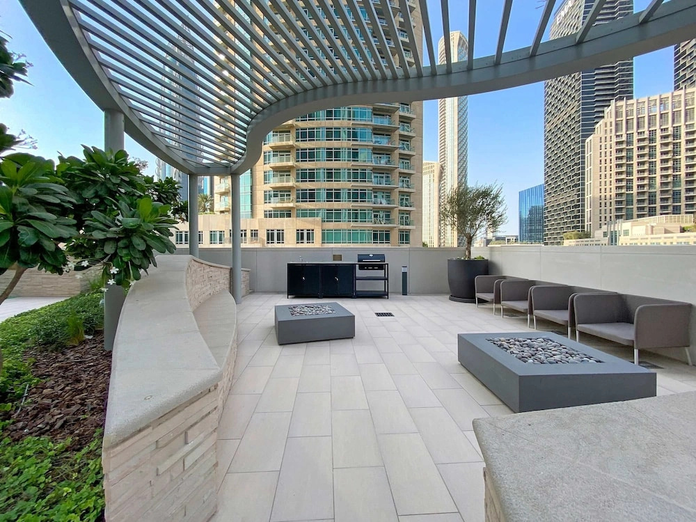 Downtown Apartment w Tower Pool Balcony
