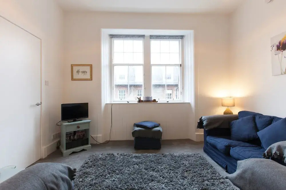 Comfortable 3 Bedroom Top Floor Flat in Old Town