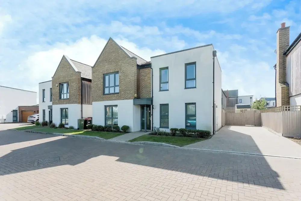 Luxurious 4 BH Home Near Willen Lake Ideal for Families & Business Stays!