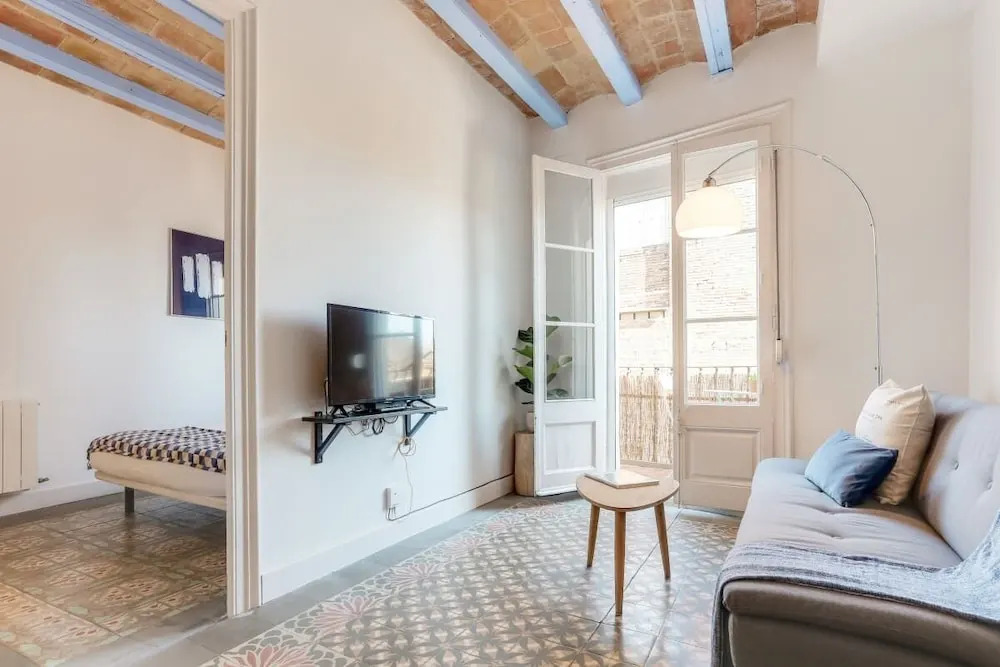 Bright 2 Bed Easily Connected to the Center