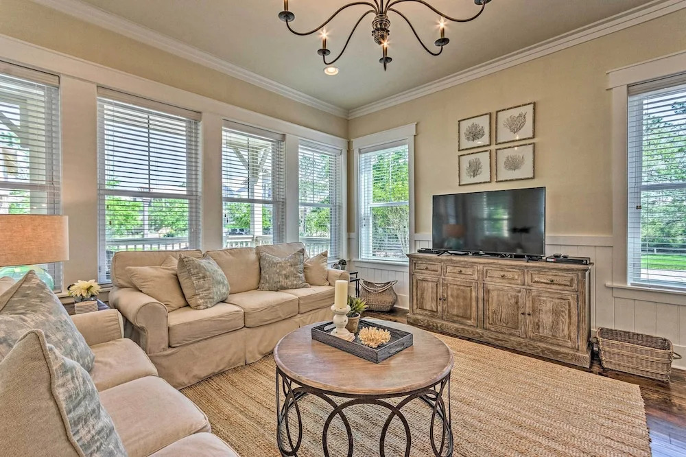 Beach Oasis w/ Pool Access, ~ 1 Mi to Shore!