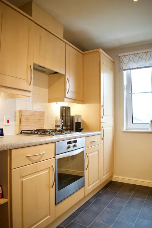 Large 2 Bedroom Flat in Leith With Free Parking