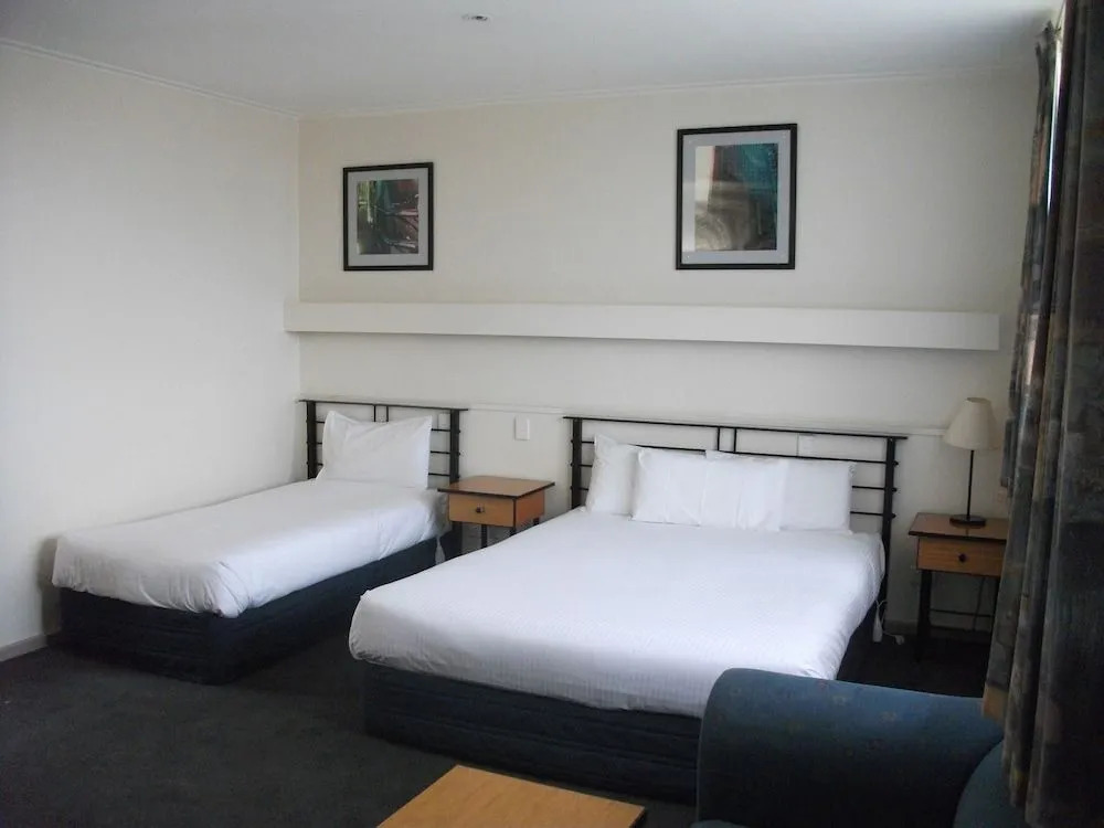 Overlander Hotel Motel