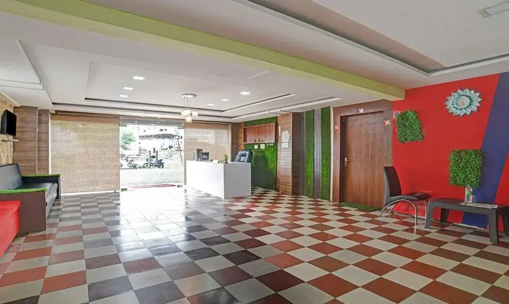 Hotel White House by OYO Rooms