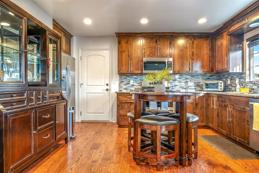 Fully Updated 3 BDR Seaside Home Minutes to Beach!
