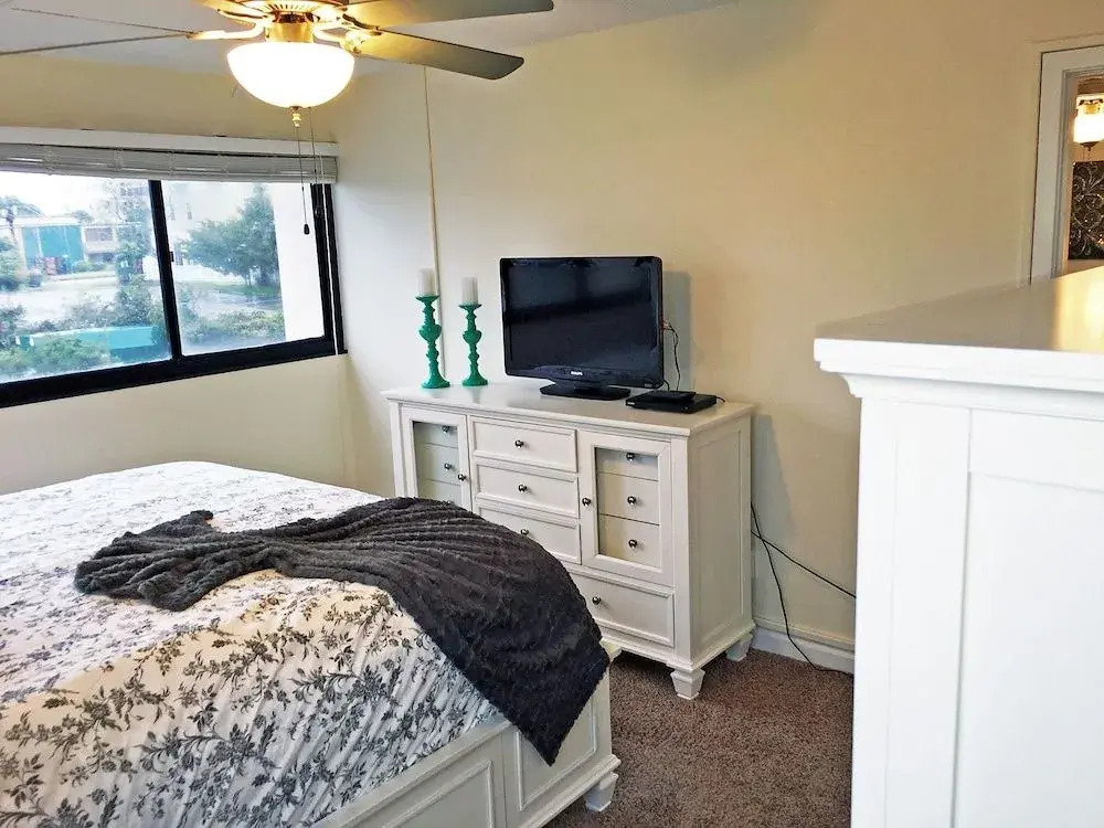 Holiday Towers 206 3 Br condo by RedAwning