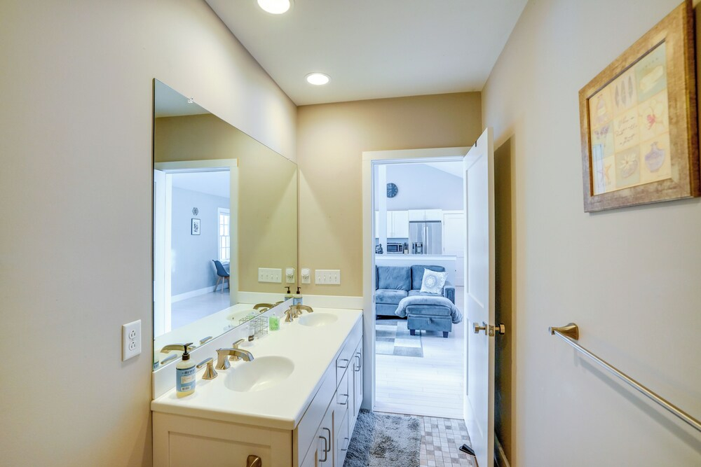 6 Mi to Tanglewood! High-end Lee Apartment