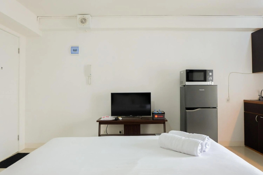 Comfort and Spacious Studio Room Bassura City Apartment By Travelio