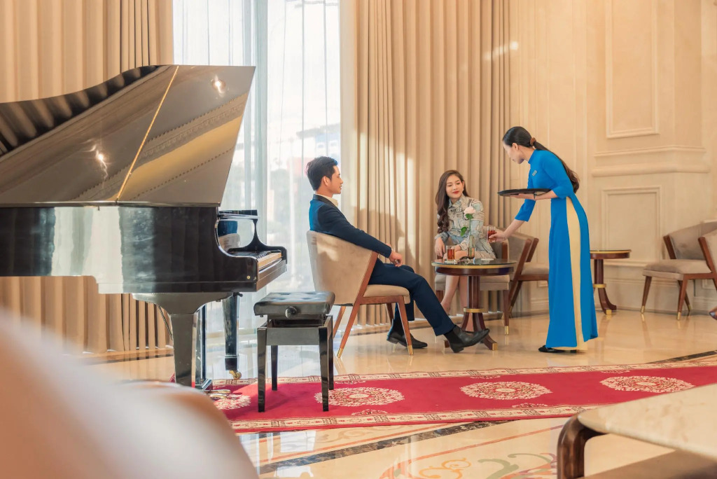 THE SHINE HOTEL
