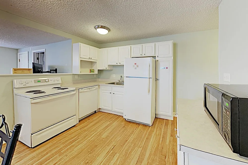 New Listing! Downtown : Walk To Beach & Bay 2 Bedroom Condo