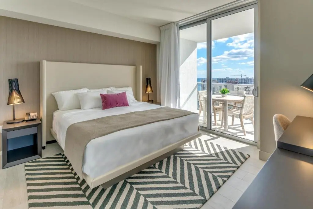 New2019 SW CornerSuite with WaterViews 9th Floor
