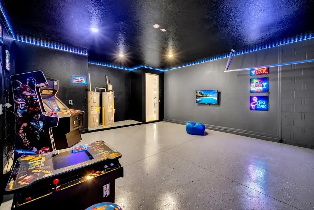 Family Resort - 9BR - Sleeps 19 - Private Pool Hot Tub Games Room and BBQ