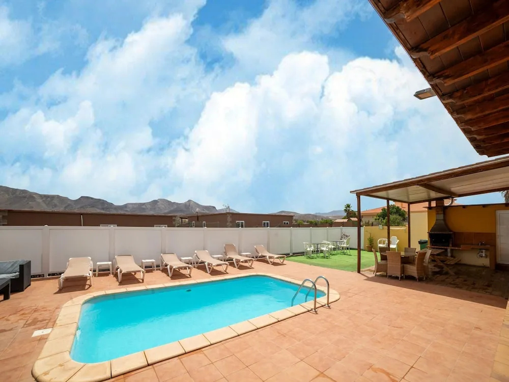 Lovely & Spacious Holiday Home With Private Swimming Pool