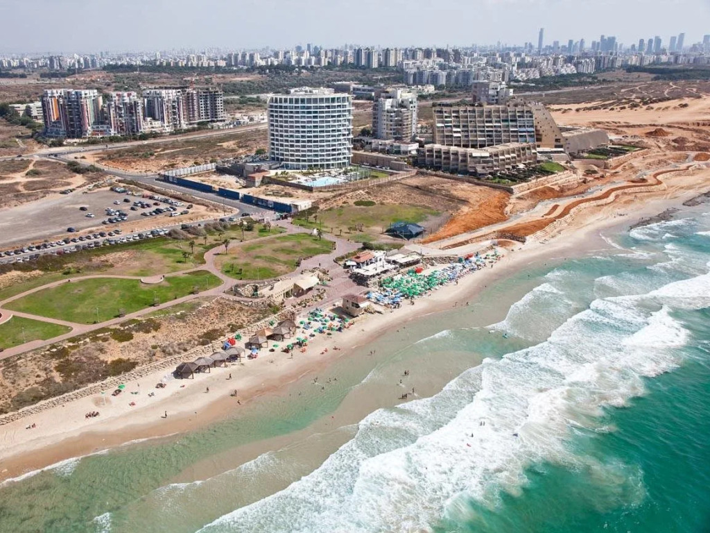Play Hatzuk Beach
