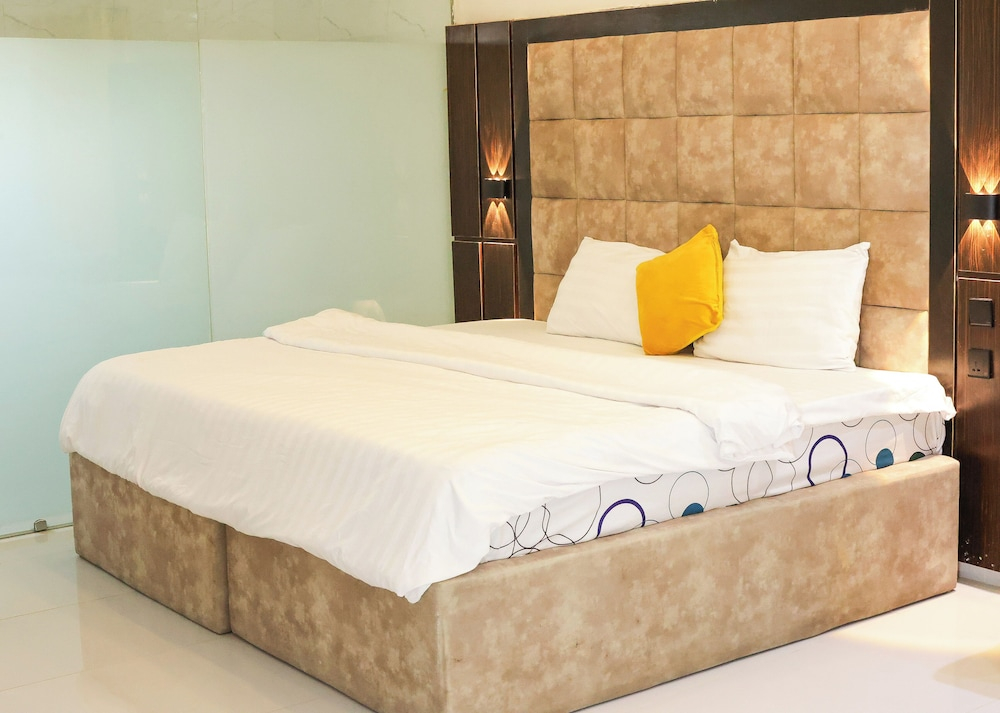 Oasis hotel and suites