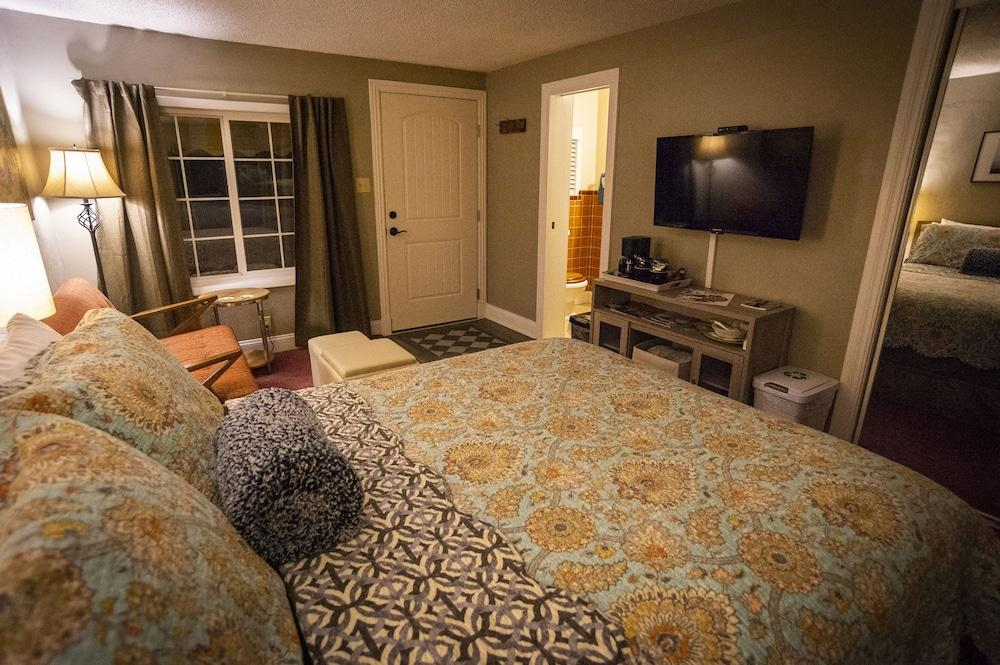 Sherwood Court Cottages & Guest Rooms
