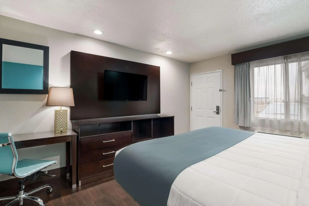 Spanish Trails Inn - Laredo Hotel