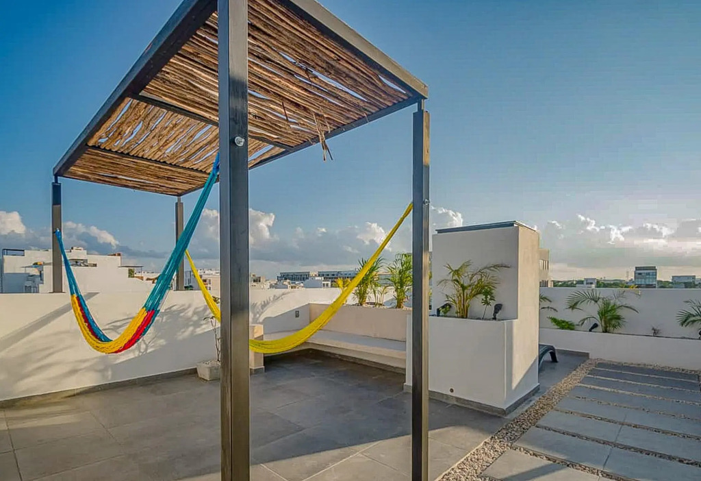 Queen Studio PDC Oasis Pool Rooftop Lounge Walk to 5 Avenida Best Playa Beaches