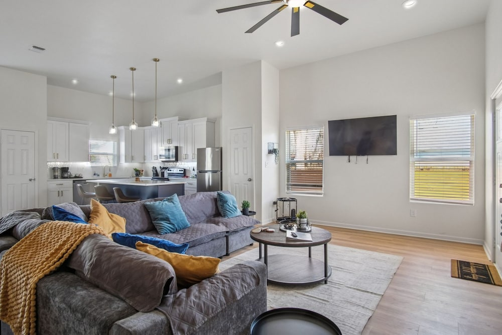 Elegant 4BR 3BA Gem Near Downtown The Alamo