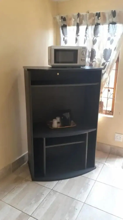 Cosy Double Bedroom in Guesthouse
