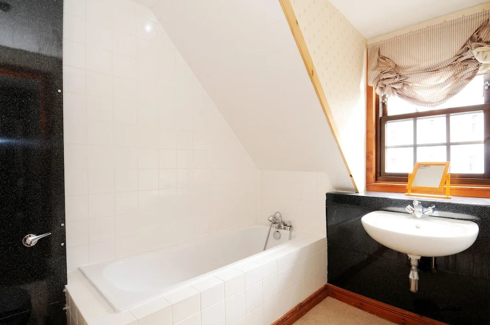 234 Hawthornbank Lane Apartment