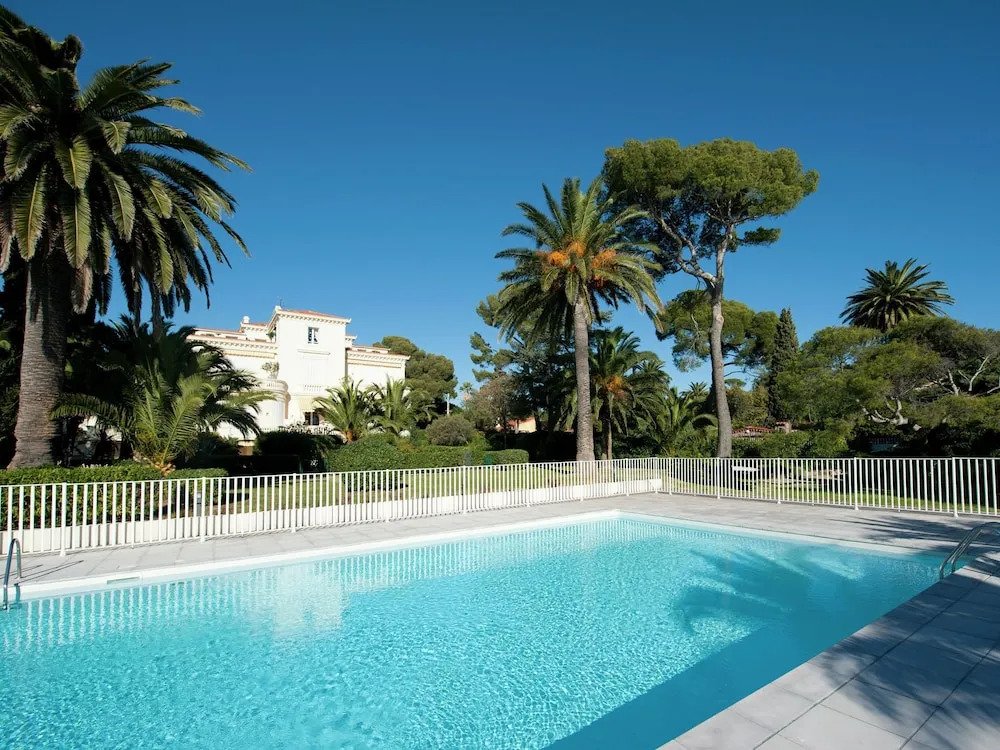 Villa on Côte dAzur with Beachfront Views