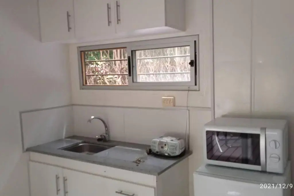 Casa pequeña con jardín a una cuadra de la playa