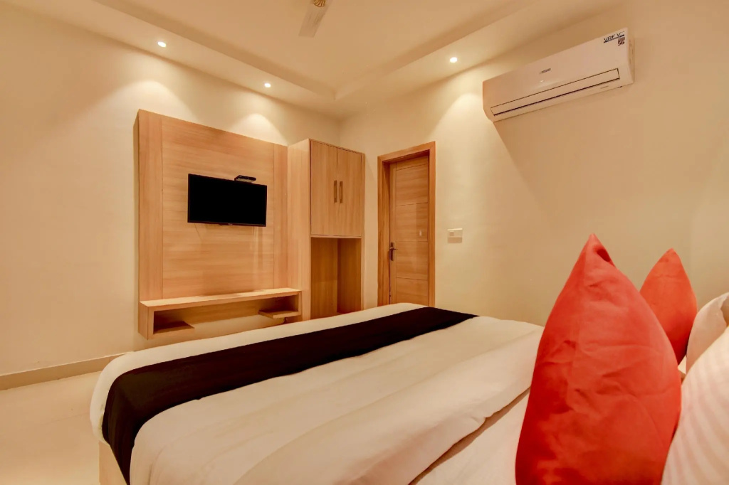 Capital O ASR434 Hotel Golden Feather