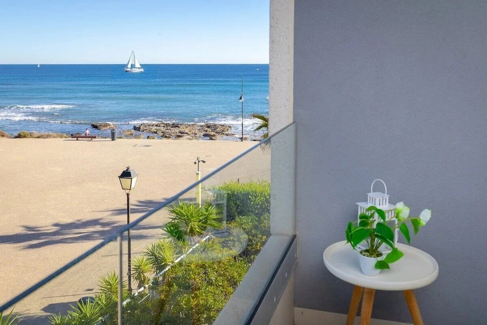 Fidalsa Utopia Junto al mar