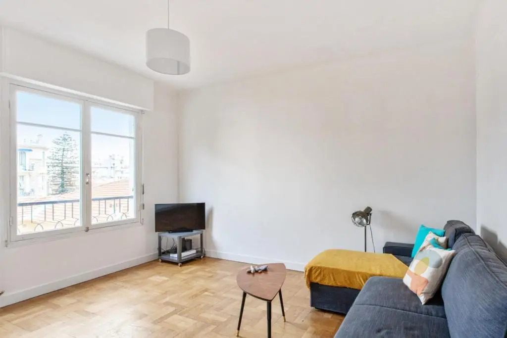 Modern and bright flat in a calm street close to Nice station - Welkeys