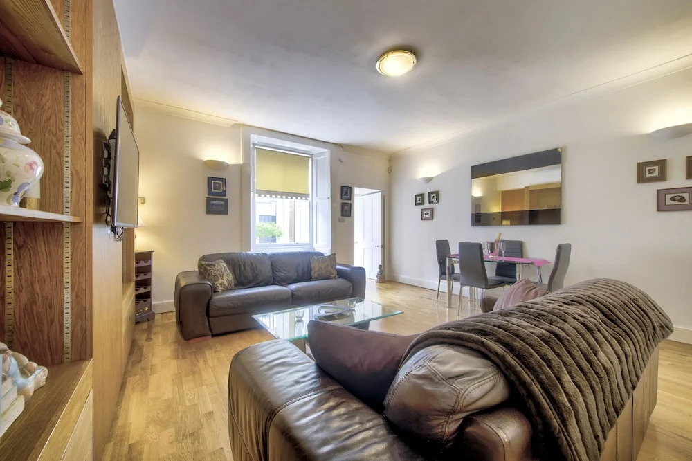 Bright Georgian 1BR Flat in West End