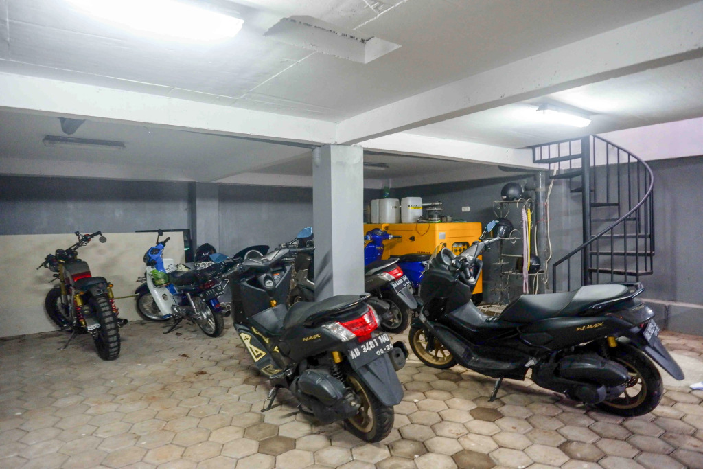 RedDoorz Plus near Patung Kuda Undip
