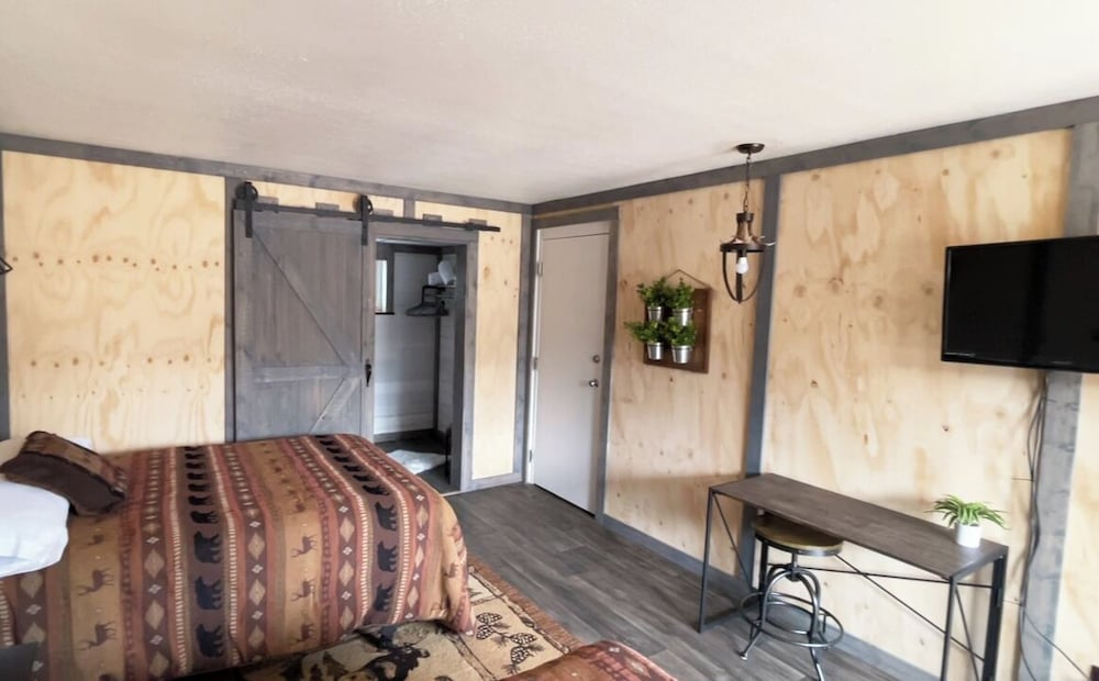 Tecumseh Inn & Suites
