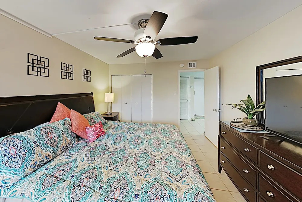 New Listing! Gulf , Steps To Sand & Waterpark 1 Bedroom Condo
