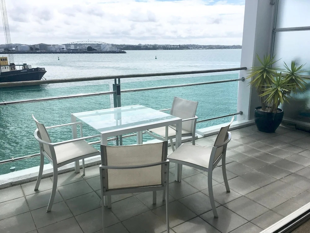 1BR Princes Wharf Seaview Apartment