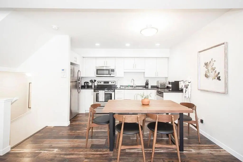 Luxurious 3 Bedroom Townhouse Free Parking and Wifi