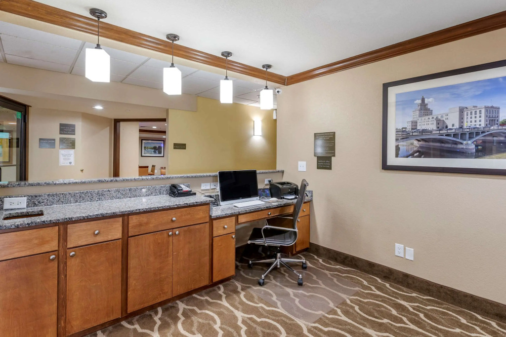Comfort Inn & Suites Cedar Rapids North - Collins Road