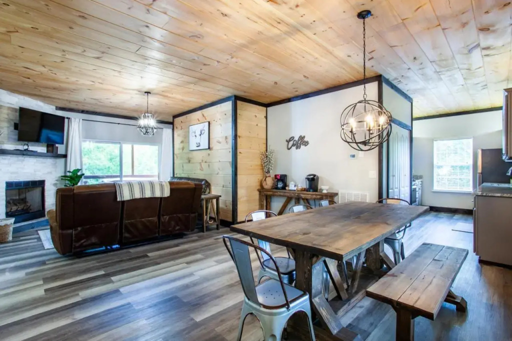 Pine Cove Cabin - Hot Tub, Game Room, Theater Room