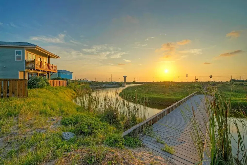 361 Bayview by Avantstay Pool, Firepit + Pond View Golf Cart-friendly Boardwalk to Beach