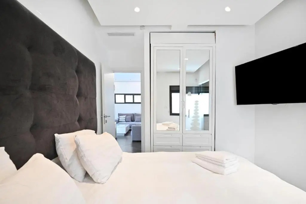 Clear 3BR in Dizzengoff 140 by HolyGuest