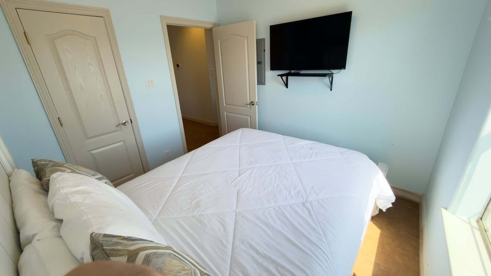Near Beach Retreat - Ground Floor - Pool - Walk To All 2 Bedroom Apts