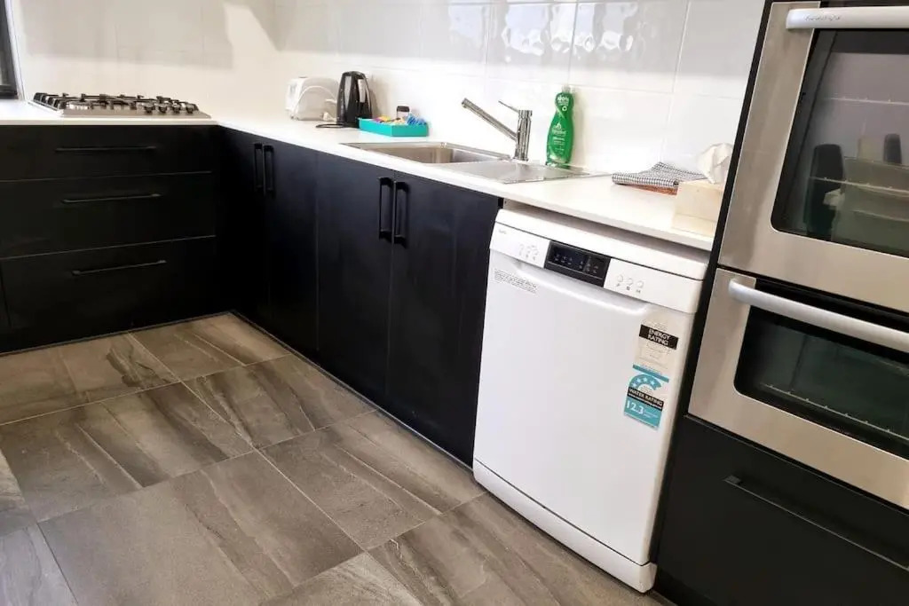 New modern 3 bedroom apartment in St Kilda East