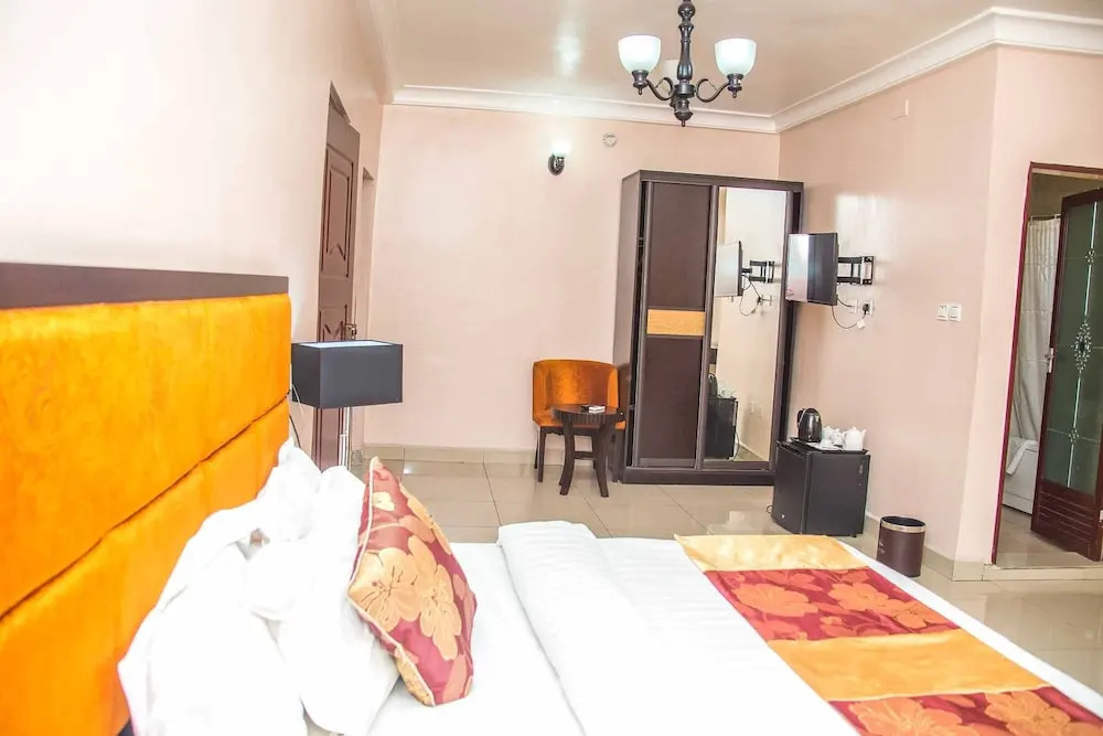 Royal Crest Hotel & Suites