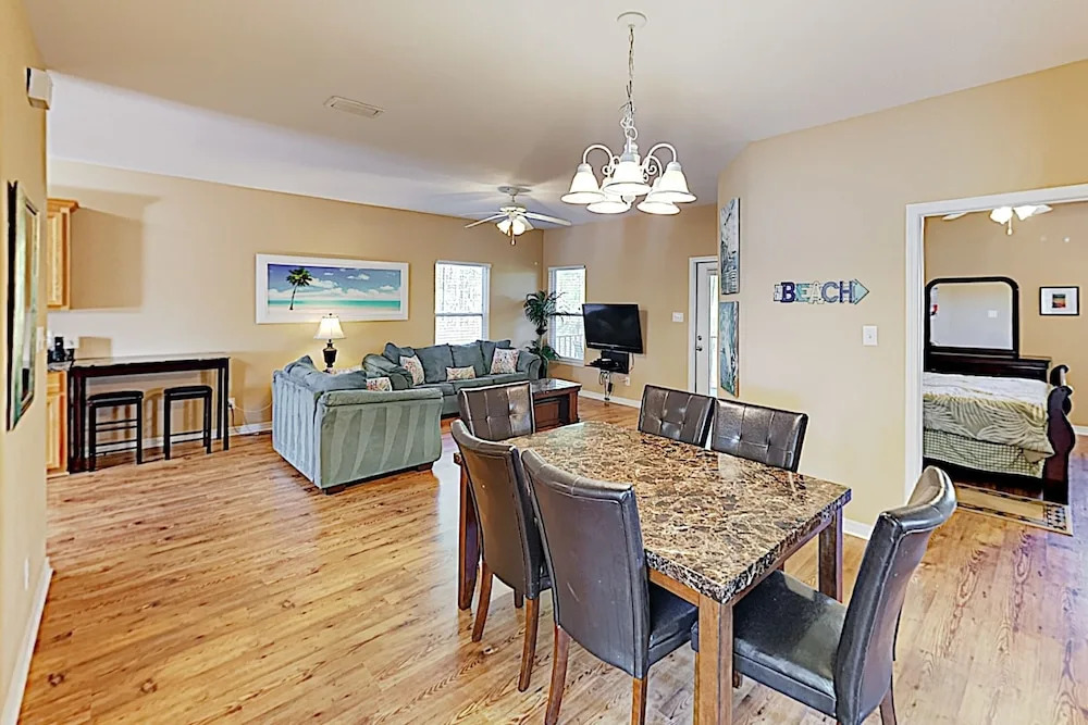 Updated Beach W/ Pools - Walk To Waves! 3 Bedroom Cabin