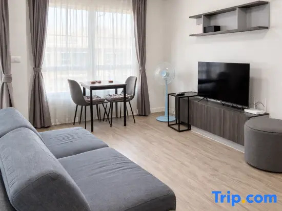 Studio Near Central Festival +Street Parking