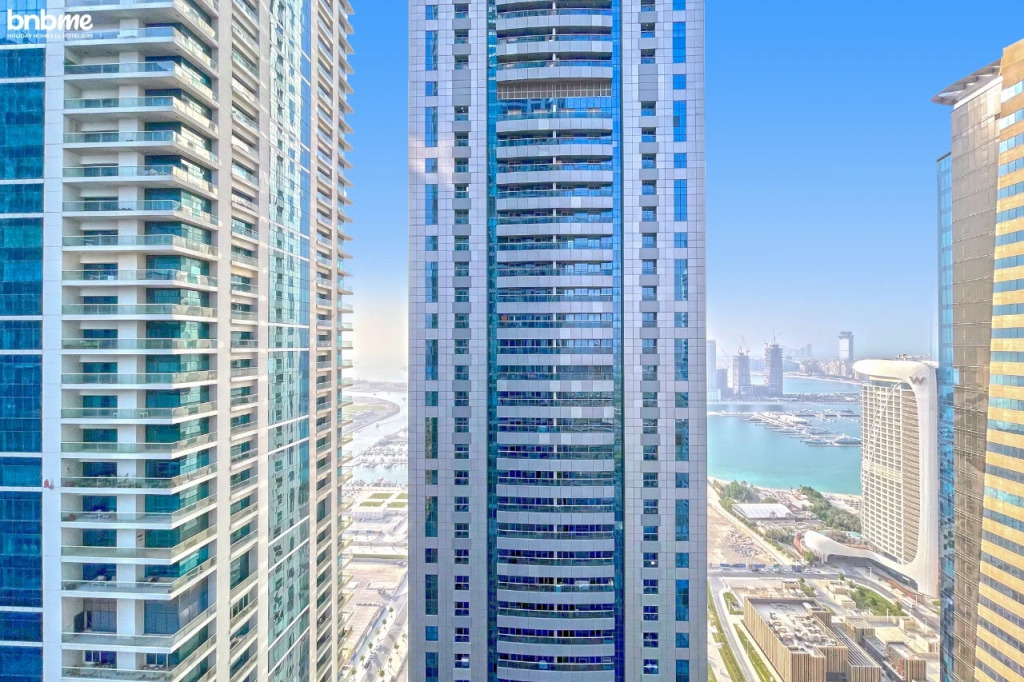 Experience Luxurious Sky High Marina Living